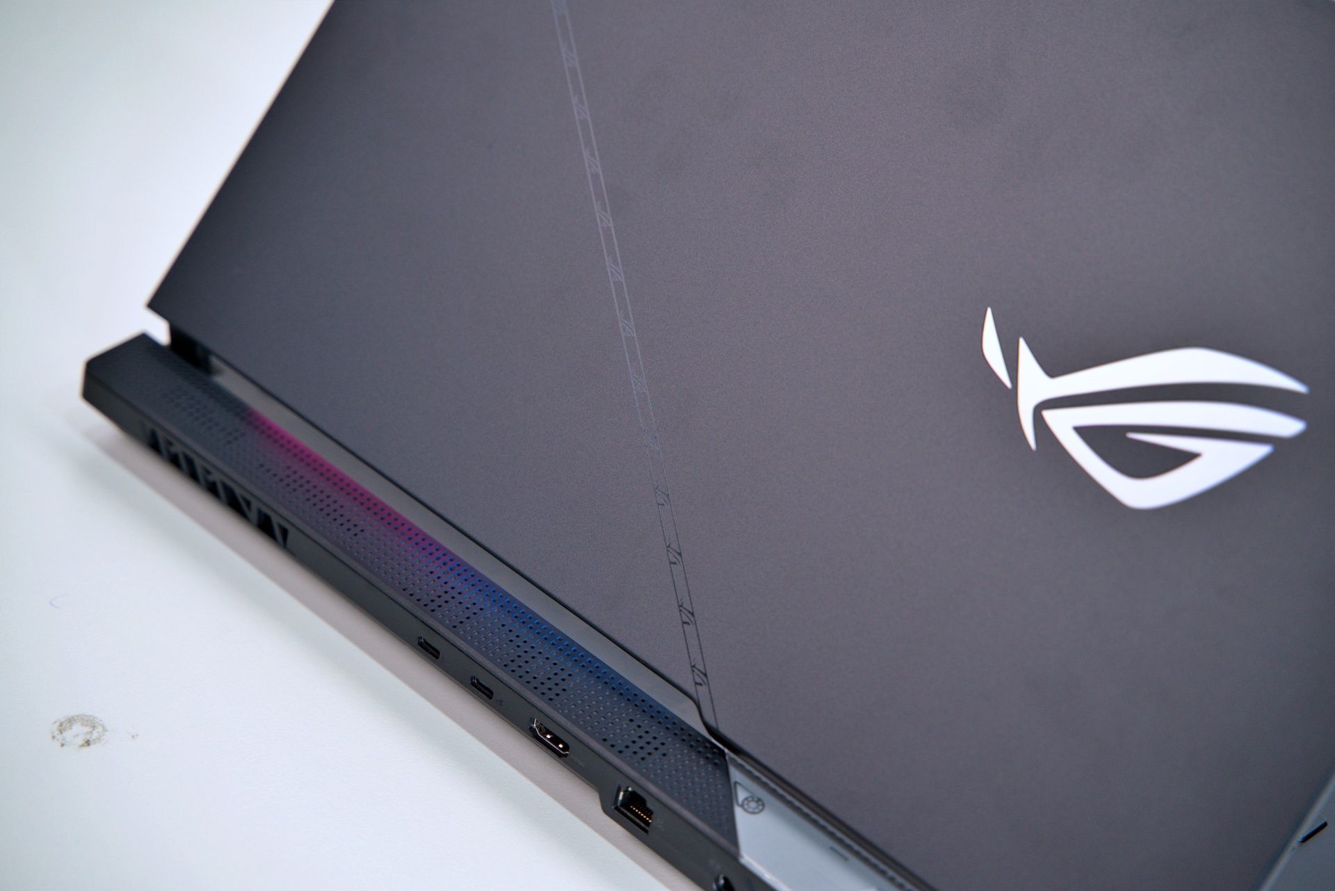 tan-nhiet-Laptop-game-ASUS-ROG-Strix-SCAR-17